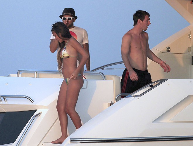 Hè 2011, Messi và Antonella lên du thuyền đến đảo Ibiza, vi vu cùng cặp tình nhân Daniel Alves - Dinara.