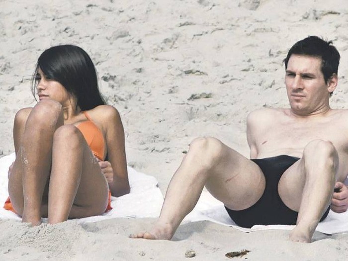 Từng có tin đồn Messi và Antonella đã chia tay, nhưng mùa hè này họ lại đi nghỉ mát cùng nhau trên bãi biển xinh đẹp ở đảo Ibiza.