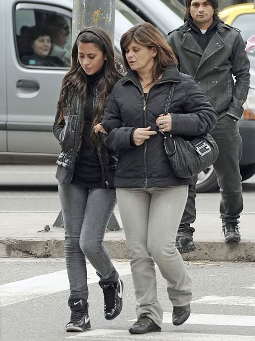 Antonella rất thân với gia đình Messi. Trong ảnh, cô đang đi mua sắm với bà Celia, mẹ của ‘LM10’. Cô cũng rất thân với Marisol, em gái Messi.