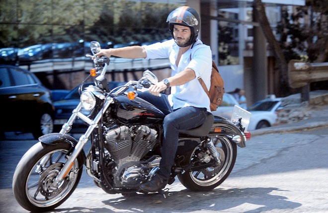 Diễn viên người Tây Ban Nha, Álex Barahona chọn một chiếc Harley Davidson hầm hố.