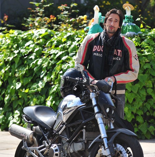 Diễn viên đoạt giải Oscar Adrien Brody với chiếc Ducati Monster 900 Cromo.