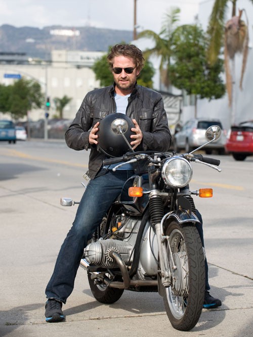 Diễn viên Gerard Butler, lại là Harley Davidson.