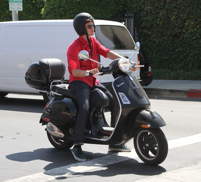 Diễn viên Andrew Garfield lại thích thú với chiếc Vespa Scooter.