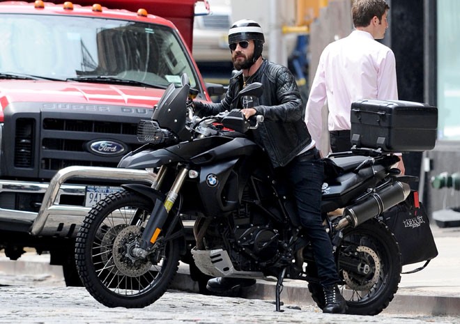Diễn viên người Mỹ Justin Theroux chọn một chiếc BMW khá ngầu.