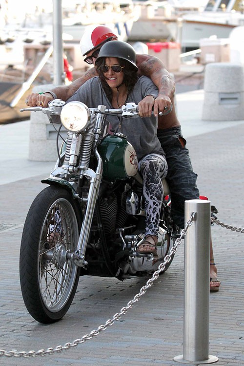 Cặp đôi Michelle Rodriguez và Gianluca Vacchi trên chiếc Harley Davidson.