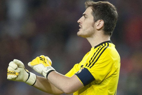 Casillas đang mâu thuẫn với Mourinho.