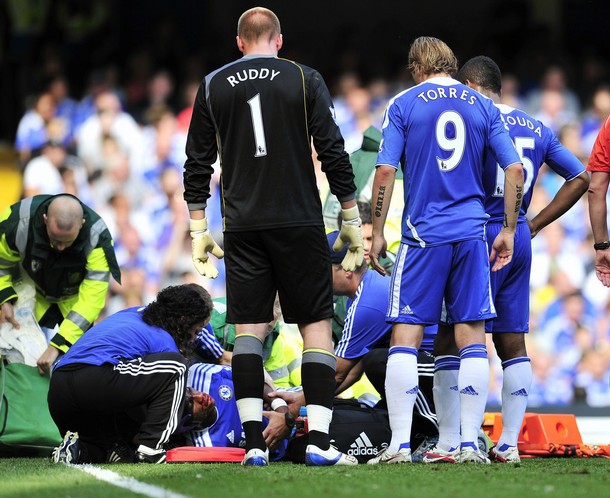Các bác sĩ đã mất đến gần chục phút để sơ cứu cho Didier Drogba, giúp anh không bị ngừng thở.