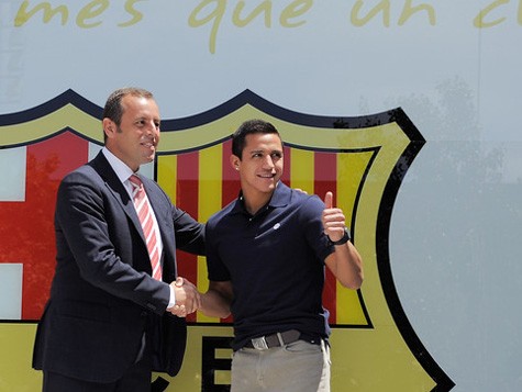 Alexis Sanchez - một trong hai 'quả bom tấn' của Barca.