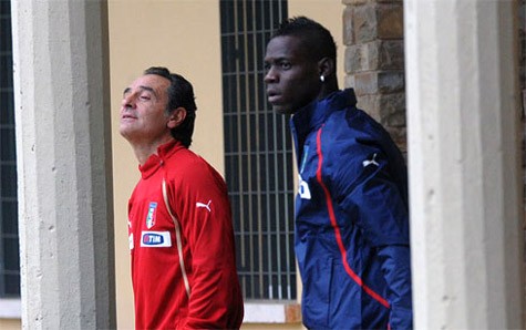 Prandelli (trái) trân trọng tài năng của Balotelli, nhưng không muốn anh tiếp tục vô kỷ luật ở đội tuyển. Ảnh: Sky Italia