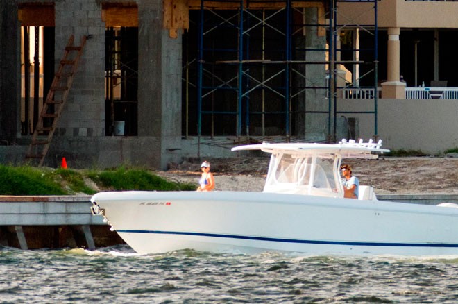 Enrique Iglesias và Anna Kournikova lái thuyền đi giám sát căn biệt thự đắt giá đang xây ở Miami.