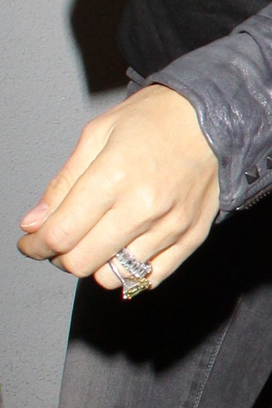 Anna Kournikova đeo nhẫn đính hôn?