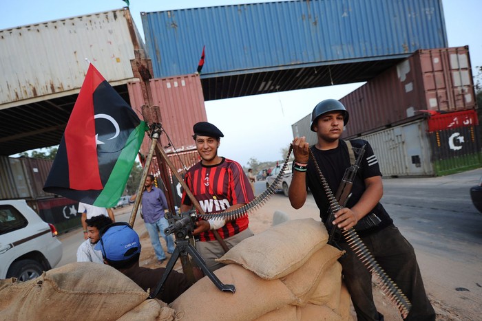 Người thanh niên của lực lượng nổi dậy ở Libya này đang cầm trên tay một băng đạn, còn trên người anh mặc chiếc áo thi đấu của CLB AC Milan.
