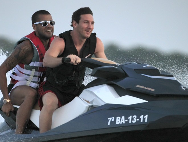 24. Cặp đôi Messi - Alves đi du hí ở đảo Ibiza (hè 2011)