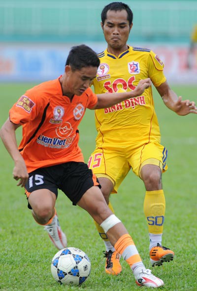 Một pha bóng ở trận Sài Gòn Xuân Thành gặp SQC Bình Định - một trong những trận “có mùi” nhất mùa giải qua.
