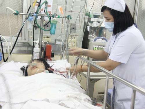 Anh Nhật được chăm sóc đặc biệt tại Bệnh viện Chợ Rẫy.