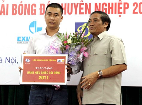Trọng tài Thư nhận danh hiệu Còi Đồng mùa giải 2011. Ảnh: Quang Minh