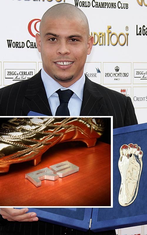 «Người ngoài hành tinh» Ronaldo với đôi giày bằng vàng ròng có chữ R9 do hãng Nike tri ân.