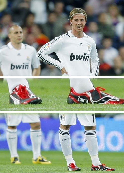 Một chiếc giày của Guti có viết chữ Zaira. Đừng lầm tưởng cựu đội phó Real Madrid mê bạn gái cũ của Forlan nhé, Zaira là tên con gái rượu của anh. Chân bên kia Guti đeo giày có chữ Aitor, là tên thân mật của cậu con trai Arancha de Benito.