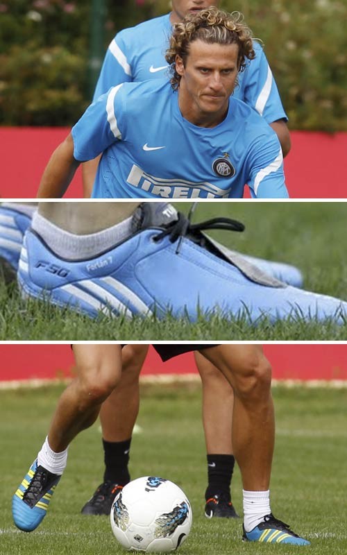 Giày của Forlan có màu áo đội tuyển Uruguay.