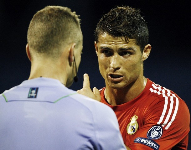 Ronaldo than phiền với trọng tài.