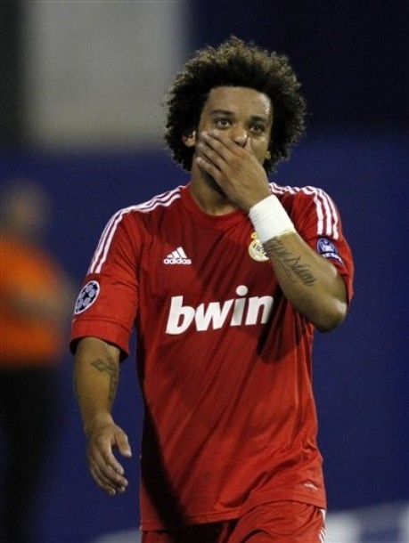 Marcelo kỷ niệm màu áo đỏ bằng tấm thẻ đỏ.