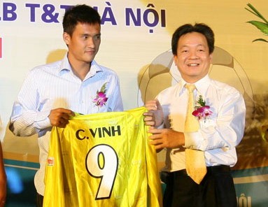 Bản hợp đồng giữa Hà Nội T&T với Công Vinh năm 2009 từng giữ kỷ lục chuyển nhượng của bóng đá Việt Nam.