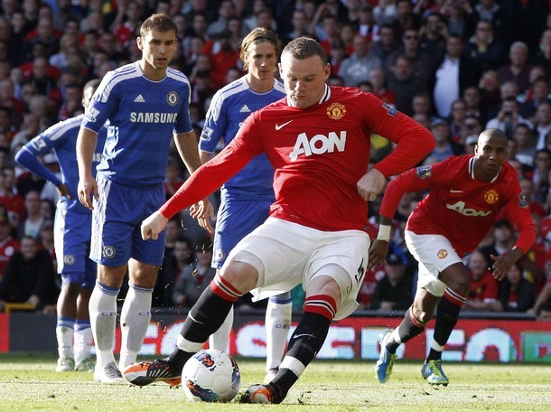 Rooney như thường lệ thực hiện quả đá phạt.