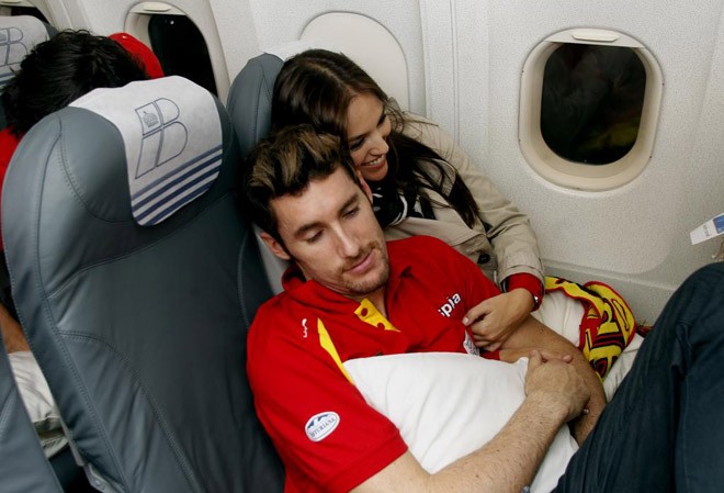 Sau khi cùng đội tuyển Tây Ban Nha vô địch giải bóng rổ châu Âu (EuroBasket 2011), Rudy Fernández và các đồng đội lên máy bay hồi hương. Mệt mỏi sau giải đấu, Rudy đã ngủ thiếp đi bên cạnh cô bạn gái Helen Lindes, vốn là cựu hoa hậu Tây Ban Nha.