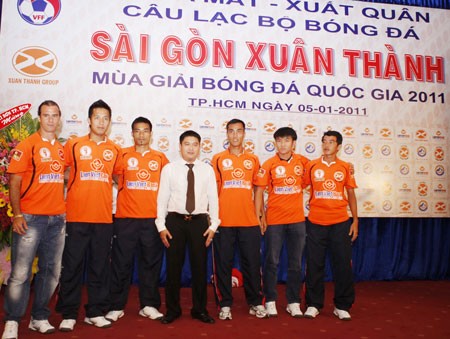 Bầu Thụy (giữa) trong buổi lễ xuất quân của CLB Sài Gòn Xuân Thành ở mùa bóng 2011.Ảnh: Dũng Phương