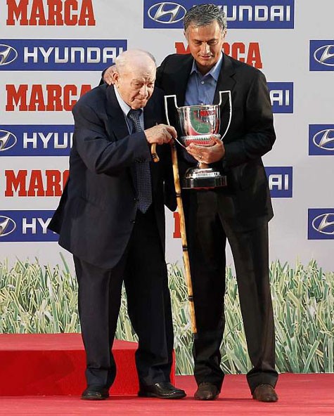 Mourinho nhận giải Miguel Munoz.