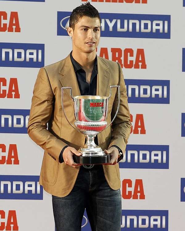 Ngày hôm qua, nhật báo thể thao MARCA đã tổ chức trao giải Trofeos MARCA 2011. Cú đúp giải thưởng quan trọng: Pichichi (Vua phá lưới La Liga) và Miguel Munoz (HLV xuất sắc nhất) đã thuộc về đội bóng hoàng gia Tây Ban Nha.