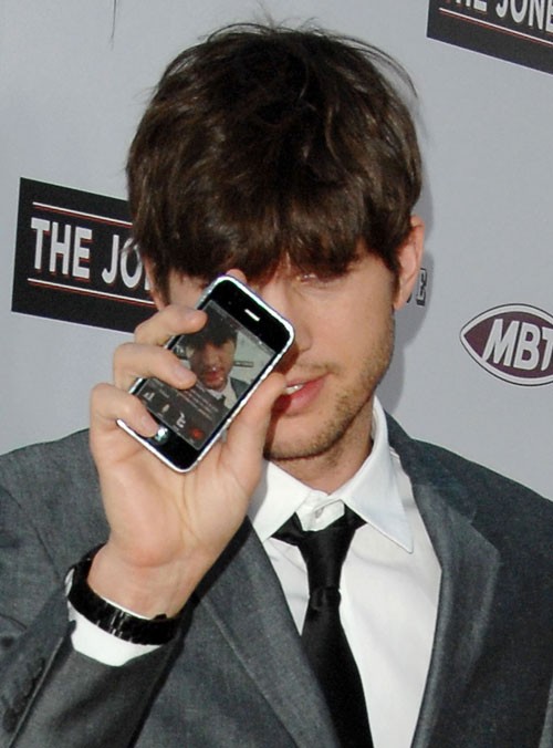 Chàng diễn viên hài tình cảm Ashton Kutcher với chiếc iPhone trên tay.