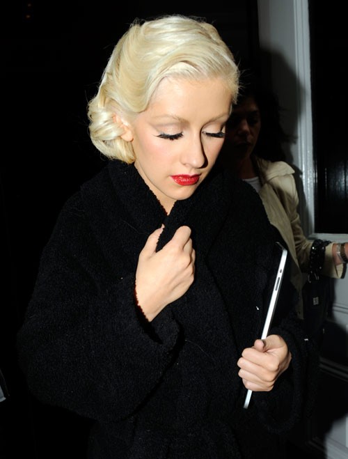 Christina Aguilera ôm chiếc iPad như một người bạn.