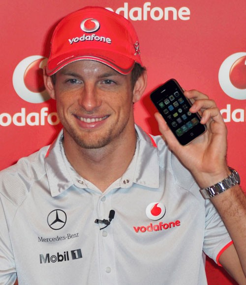 Cựu vô địch F1 thế giới Jenson Button khoe chiếc iPhone.