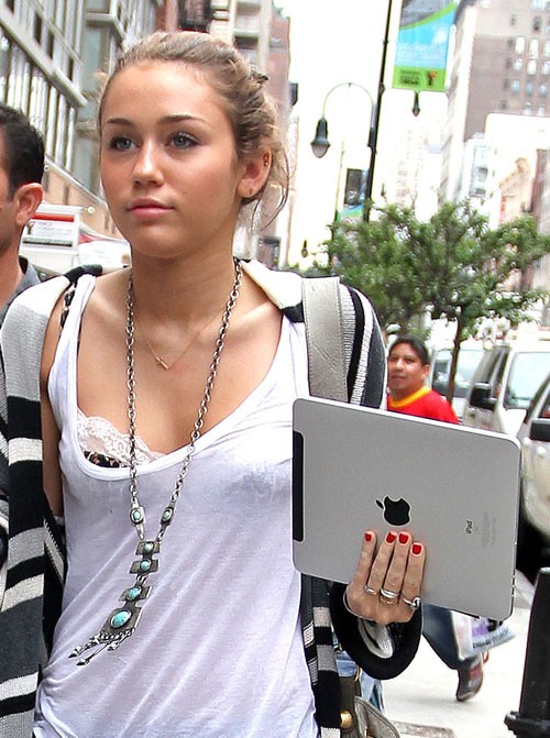 Miley Cyrus và chiếc iPad.