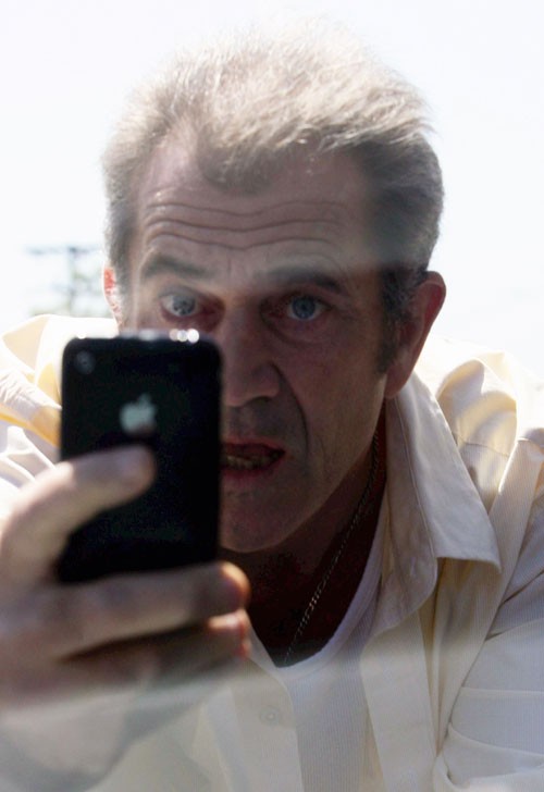 Diễn viên gạo cội Mel Gibson cũng rất hứng thú với chiếc smartphone của Apple.