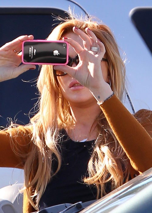 Lindsay Lohan chụp ảnh bằng iPhone.