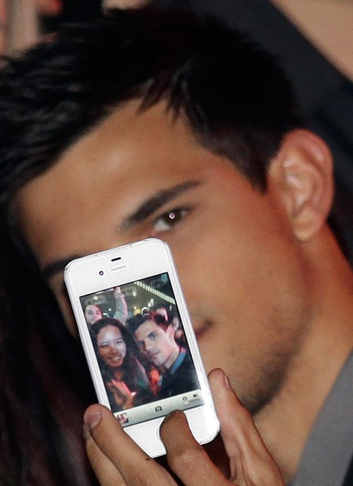 Taylor Lautner, ngôi sao mới nổi của “Trăng Non”, “Nhật Thực”… đang tự chụp bằng iPhone.
