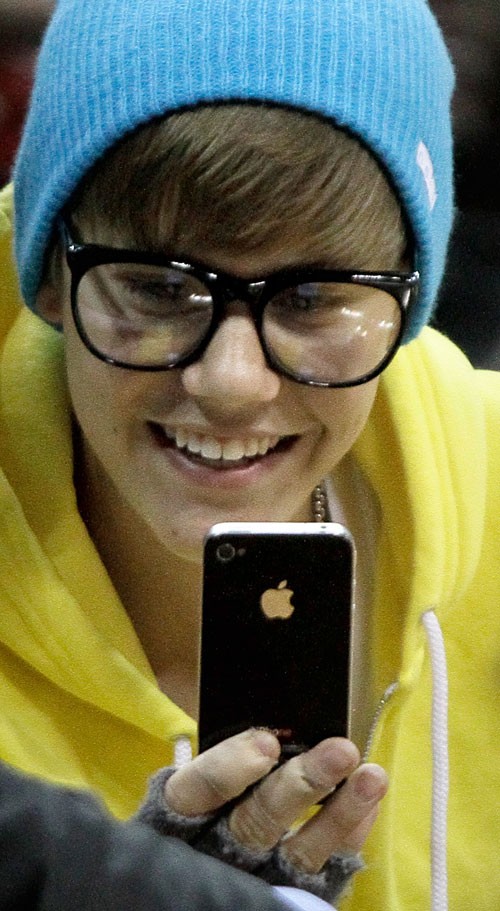 Một ngôi sao đang tuổi teen như Justin Bieber thì hiển nhiên là sẽ thích thú với sản phẩm iPhone.