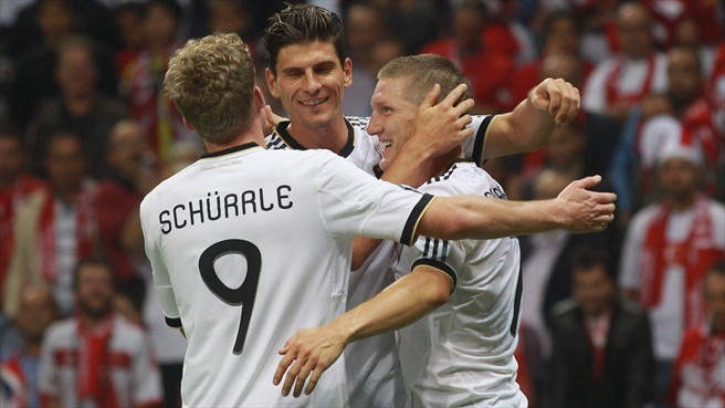 Cũng ở bảng A, Đức vẫn toàn thắng cả 9 trận sau khi đánh bại Thổ Nhĩ Kỳ 3-1.