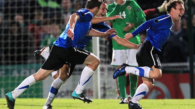 Bảng C, Estonia gây bất ngờ lớn khi vượt qua Serbia để vươn lên xếp nhì bảng sau trận thắng Bắc Ireland 2-1.