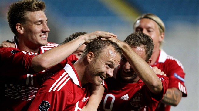 Đan Mạch thắng Cyprus 4-1 để tiếp tục bám đuổi Bồ Đào Nha. Cả 4 bàn thắng của đội bóng Bắc Âu đều được ghi trong 22 phút đầu.