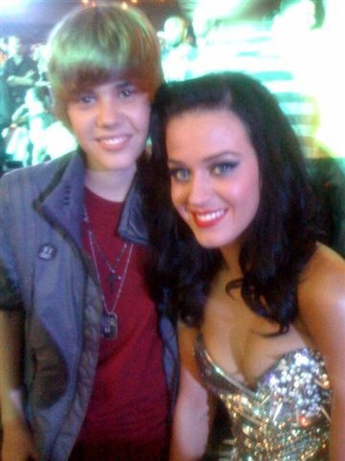 Yêu “chị” Selena Gomez nhưng Justin Bieber lại thần tượng “chị” Katy Perry. Ca sĩ tuổi teen này từng sướng như điên khi tình cờ gặp thần tượng và lập tức khoe với 12 triệu fan trên mạng.