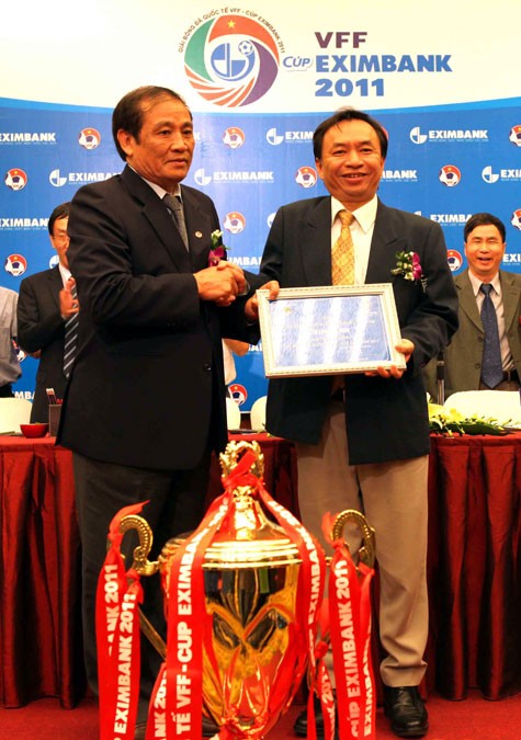 Chủ tịch VFF Nguyễn Trọng Kỷ và đại diện nhà tài trợ Eximbank. Ảnh: Quang Minh