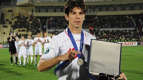 Levan Kobiashvili (Georgia) được vinh danh trước trận đấu với Hy Lạp.