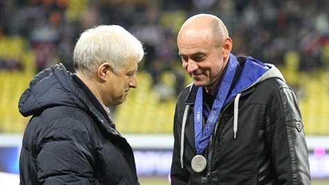 Viktor Onopko (phải) và chủ tịch LĐBĐ Nga Sergey Fursenko sau khi nhận giải.