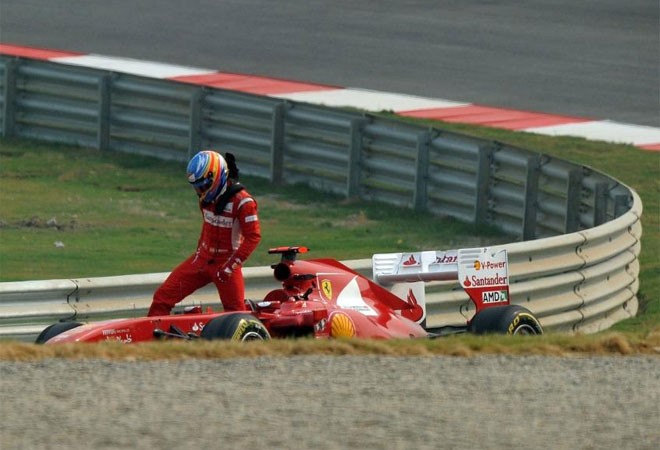 Động cơ của chiếc Ferrari có vấn đề trên đường đua Ấn Độ…