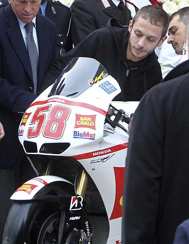 Valentino Rossi đưa chiếc xe số 58 huyền thoại của Marco Simoncelli vào nhà thờ, nơi đặt quan tài Simoncelli.