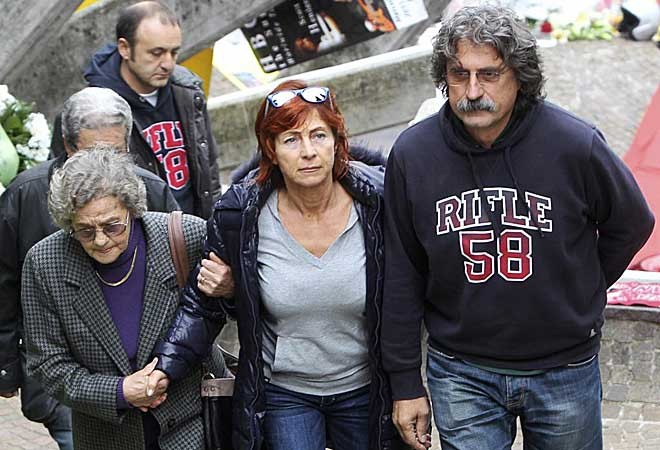 Nỗi đau của cha mẹ Marco, ông Paolo Simoncelli cùng vợ như già đi cả chục tuổi vì sự ra đi của đứa con ưu tú.