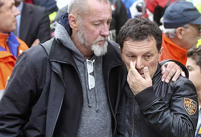 Fausto Gresini, tay đua huyền thoại đồng hương với Marco Simoncelli, không ngăn được dòng nước mắt trong suốt tang lễ.